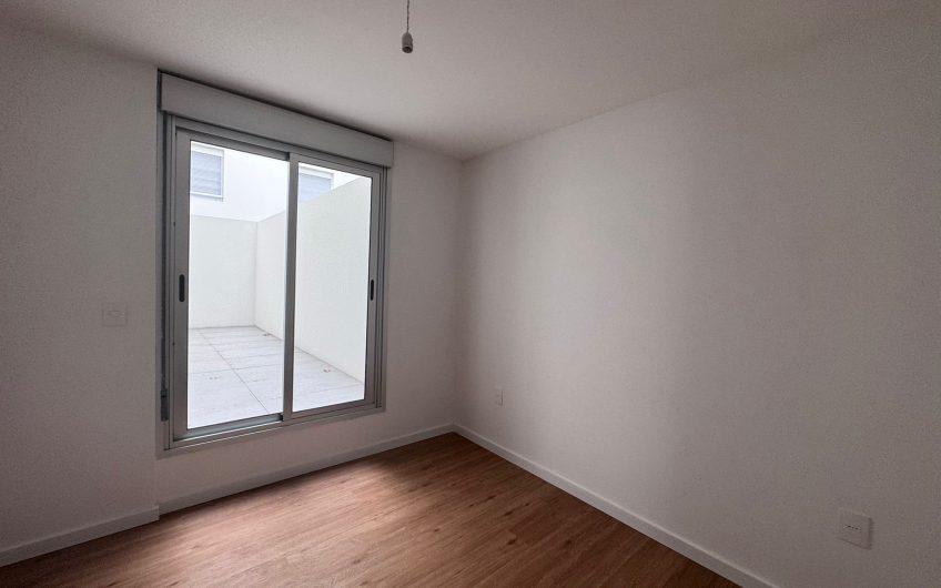 VENTA APARTAMENTO 2 DORMITORIOS CON 2 PATIOS Y PARRILLERO CENTRO