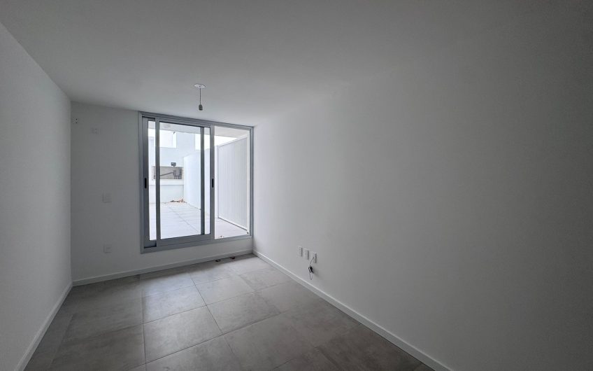 VENTA APARTAMENTO 2 DORMITORIOS CON 2 PATIOS Y PARRILLERO CENTRO