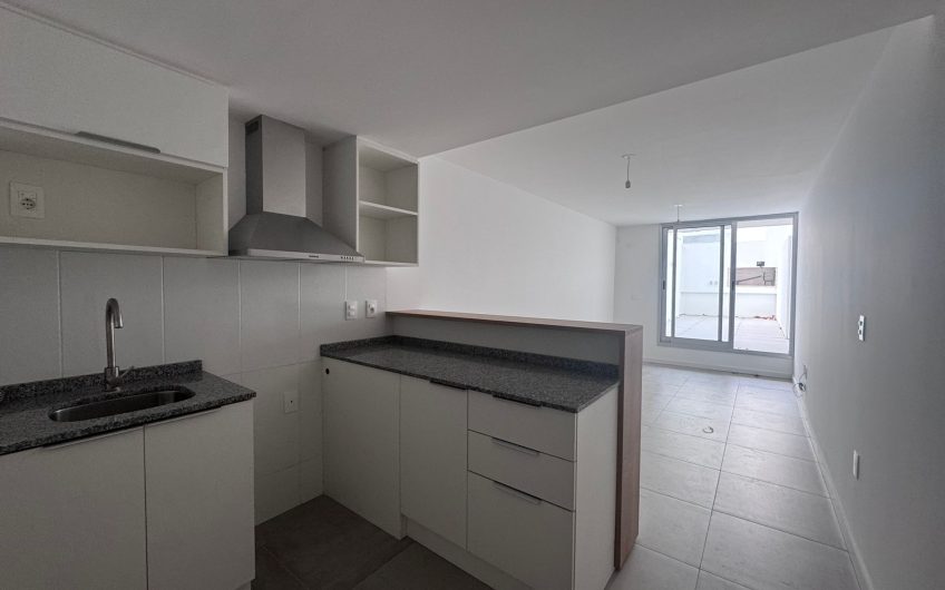 VENTA APARTAMENTO 2 DORMITORIOS CON 2 PATIOS Y PARRILLERO CENTRO