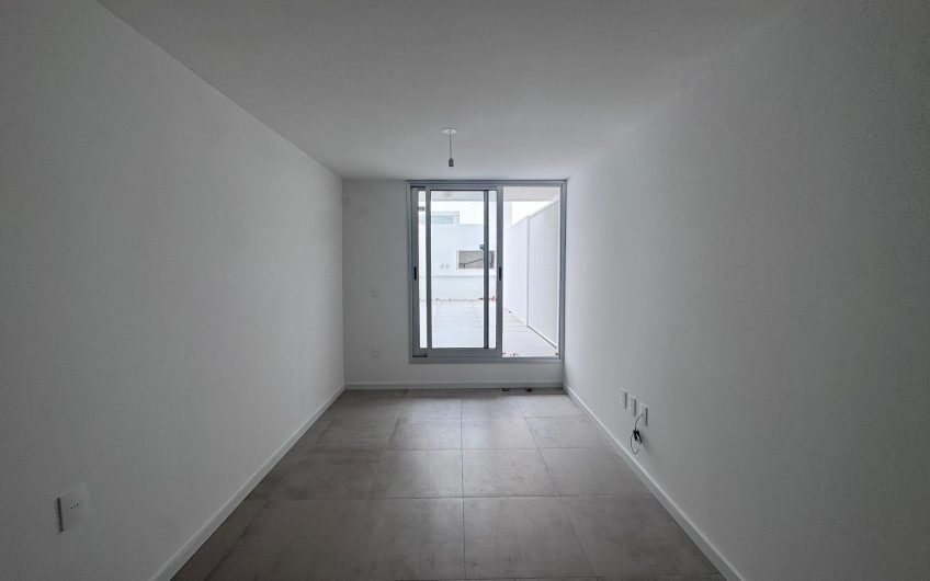 VENTA APARTAMENTO 2 DORMITORIOS CON 2 PATIOS Y PARRILLERO CENTRO